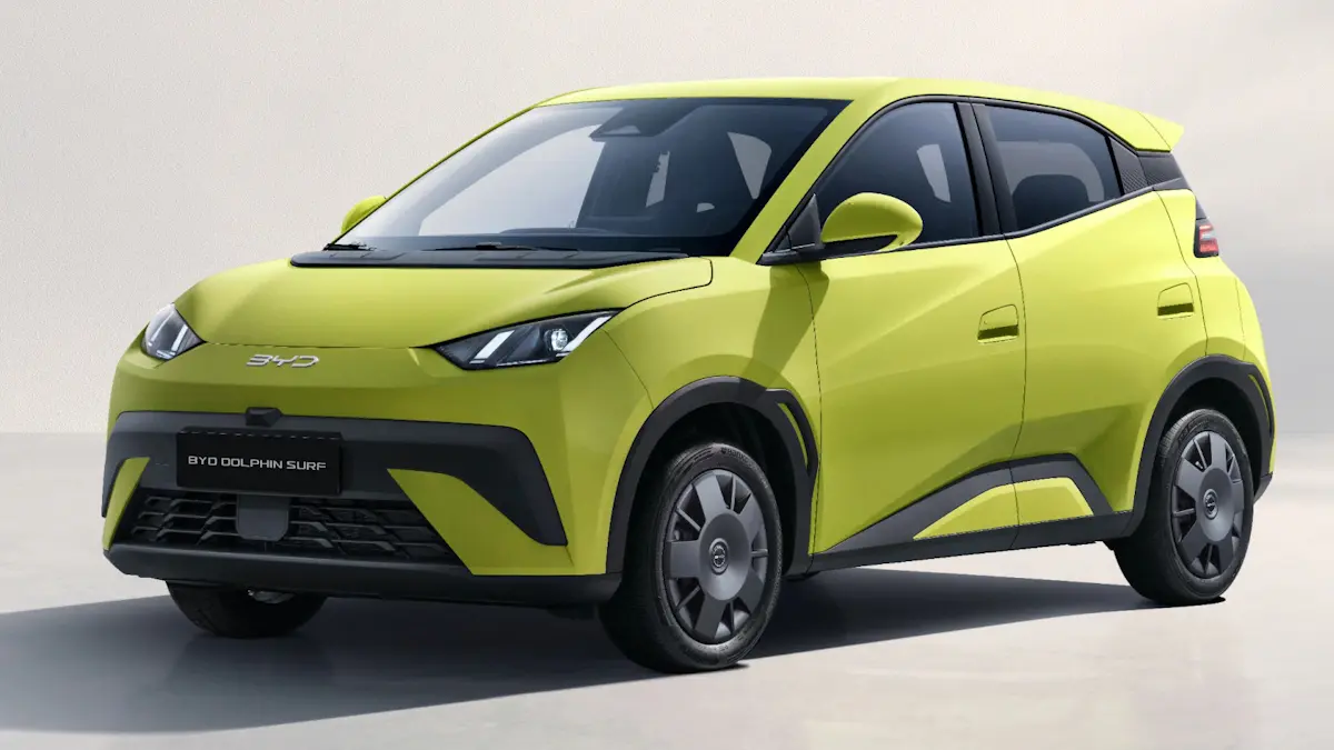 byd dolphin mini verde europeu com calota de frente