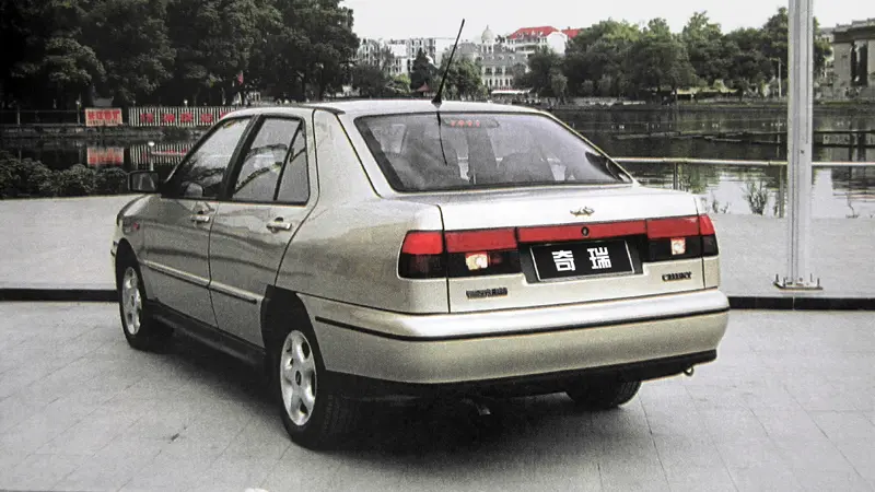 Chery Fulwin prata de traseira com a luz de ré acesa