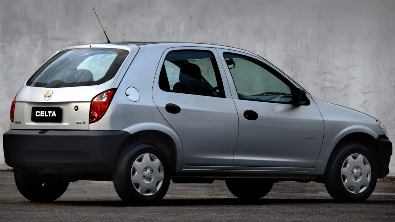 Chevrolet Celta quatro portas prata visto de trás