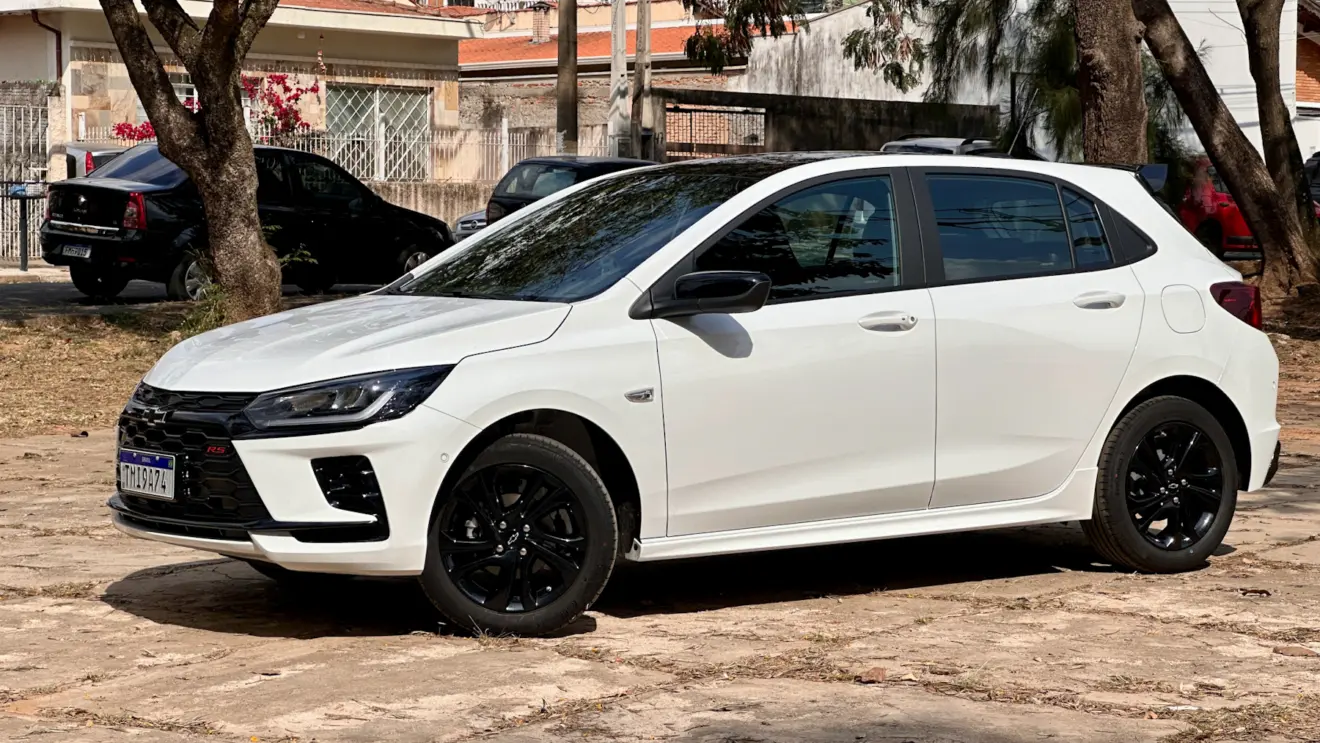 Chevrolet Onix RS lateral