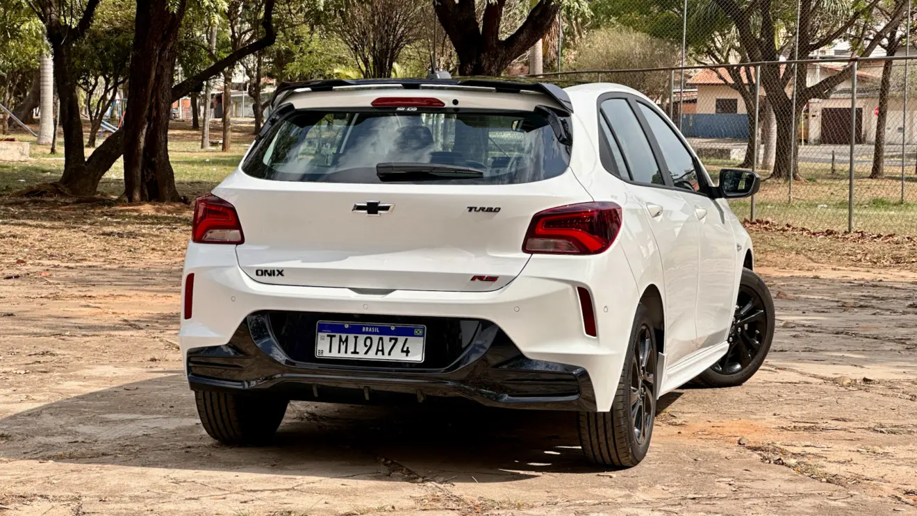 traseira chevrolet onix rs branco 2026