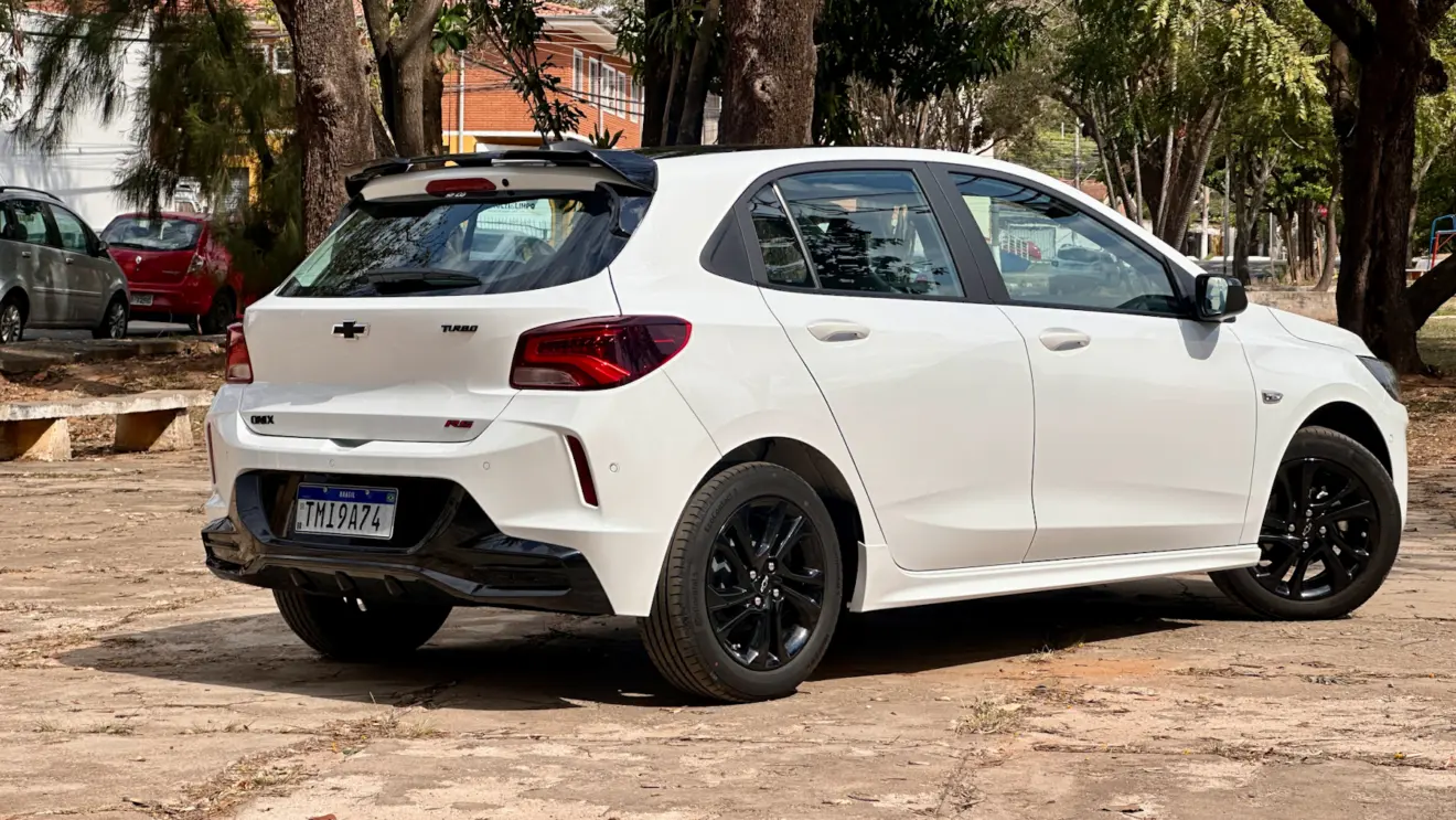 Chevrolet Onix RS branco de traseira avaliação