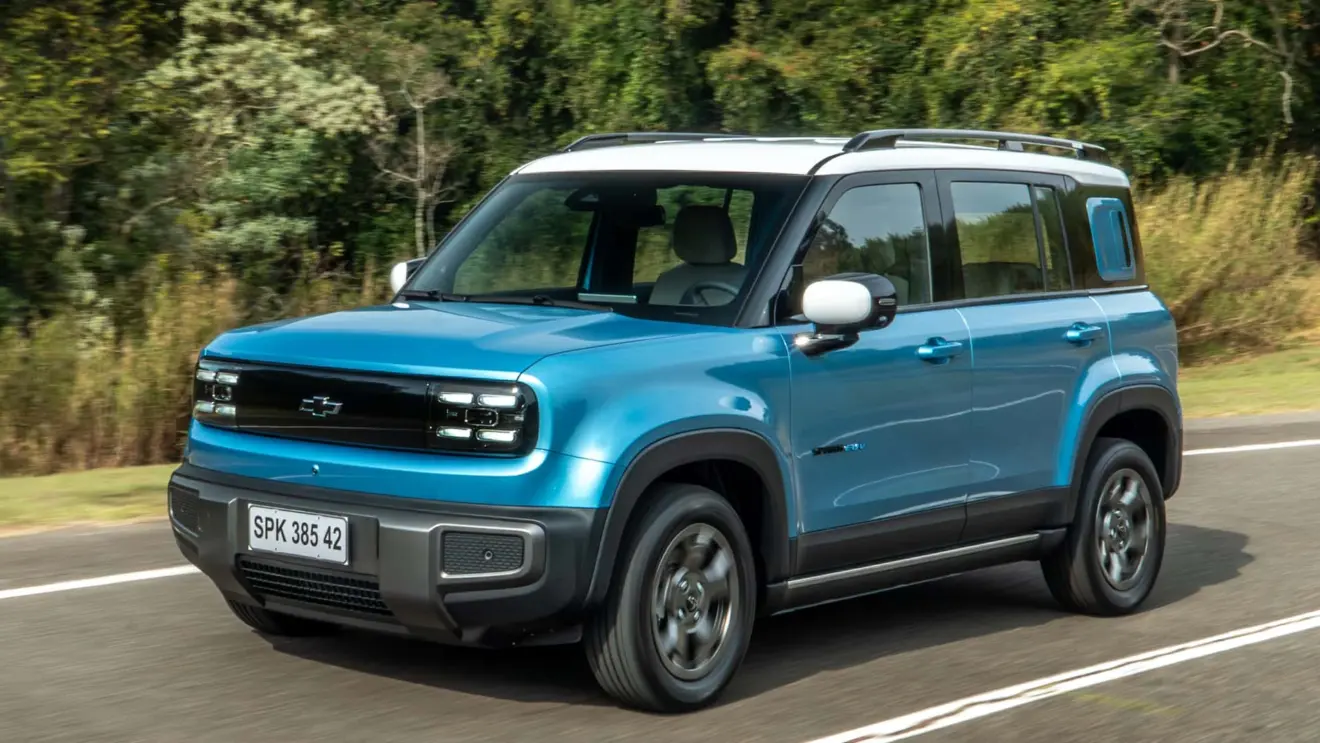 Chevrolet Spark EUV azul em movimento