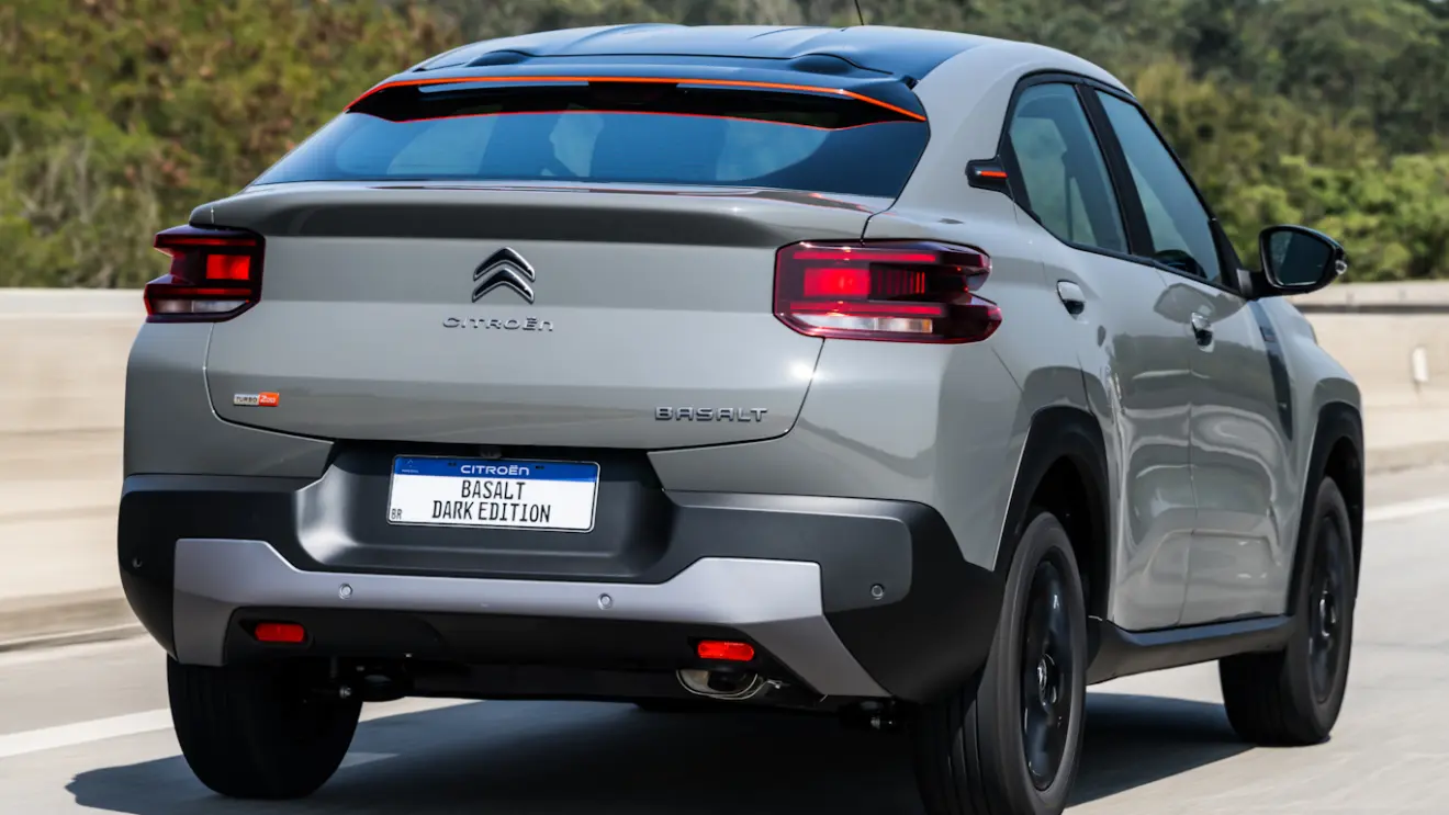 Citroën Basalt Dark Edition cinza visto de trás