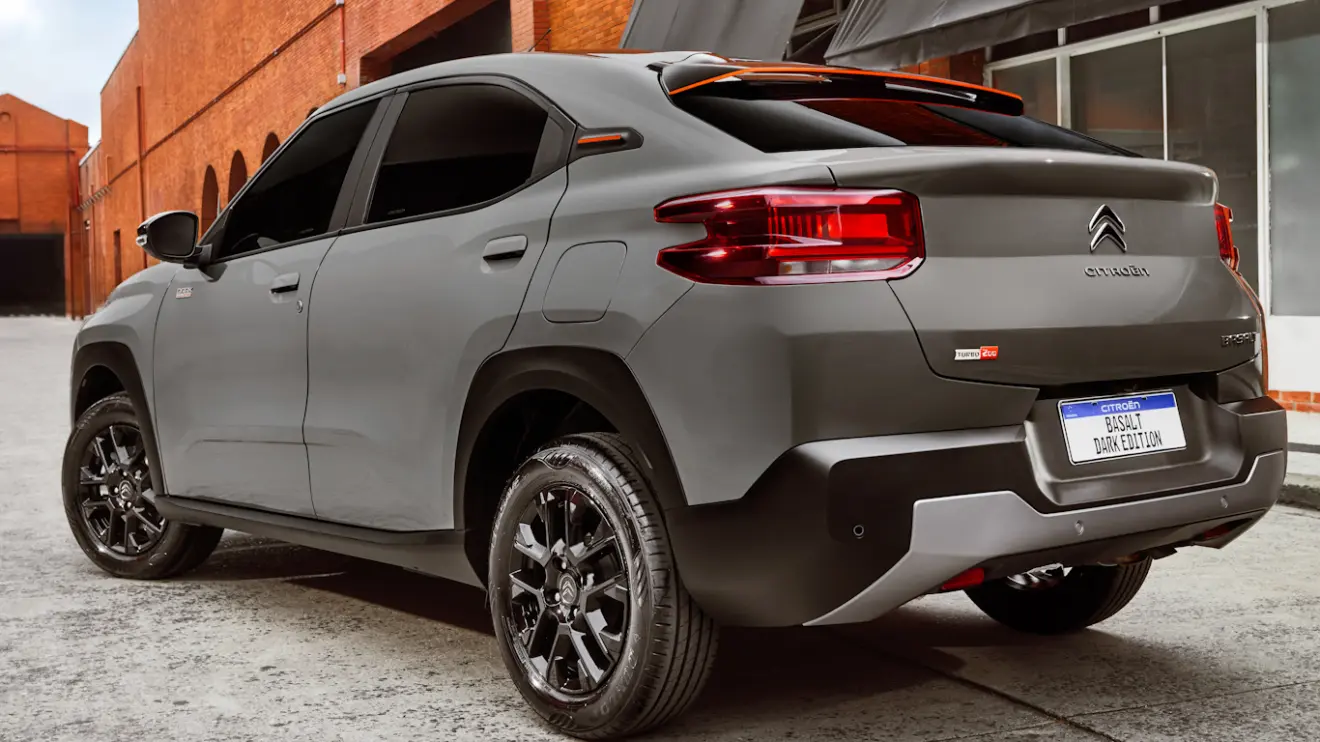 Citroën Basalt Dark Edition 2026 cinza e visto lateralmente