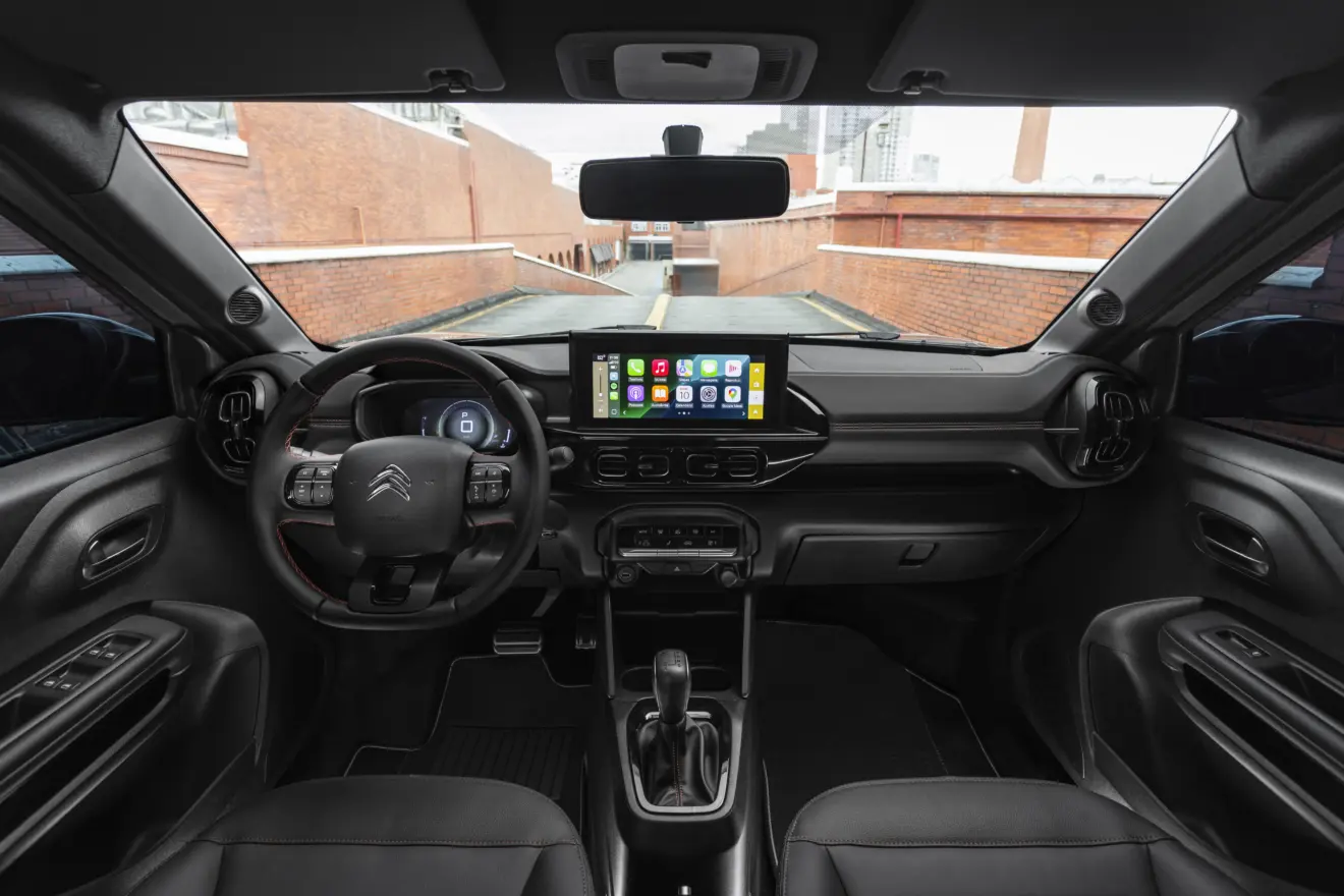 Interior do Citroën Basalt 2026 Dark Edition com telas ligadas