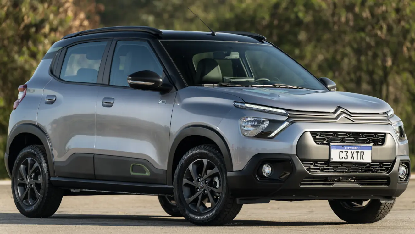 Citroën C3 XTR 2026 cinza, visto de lado e com DRL's acesos