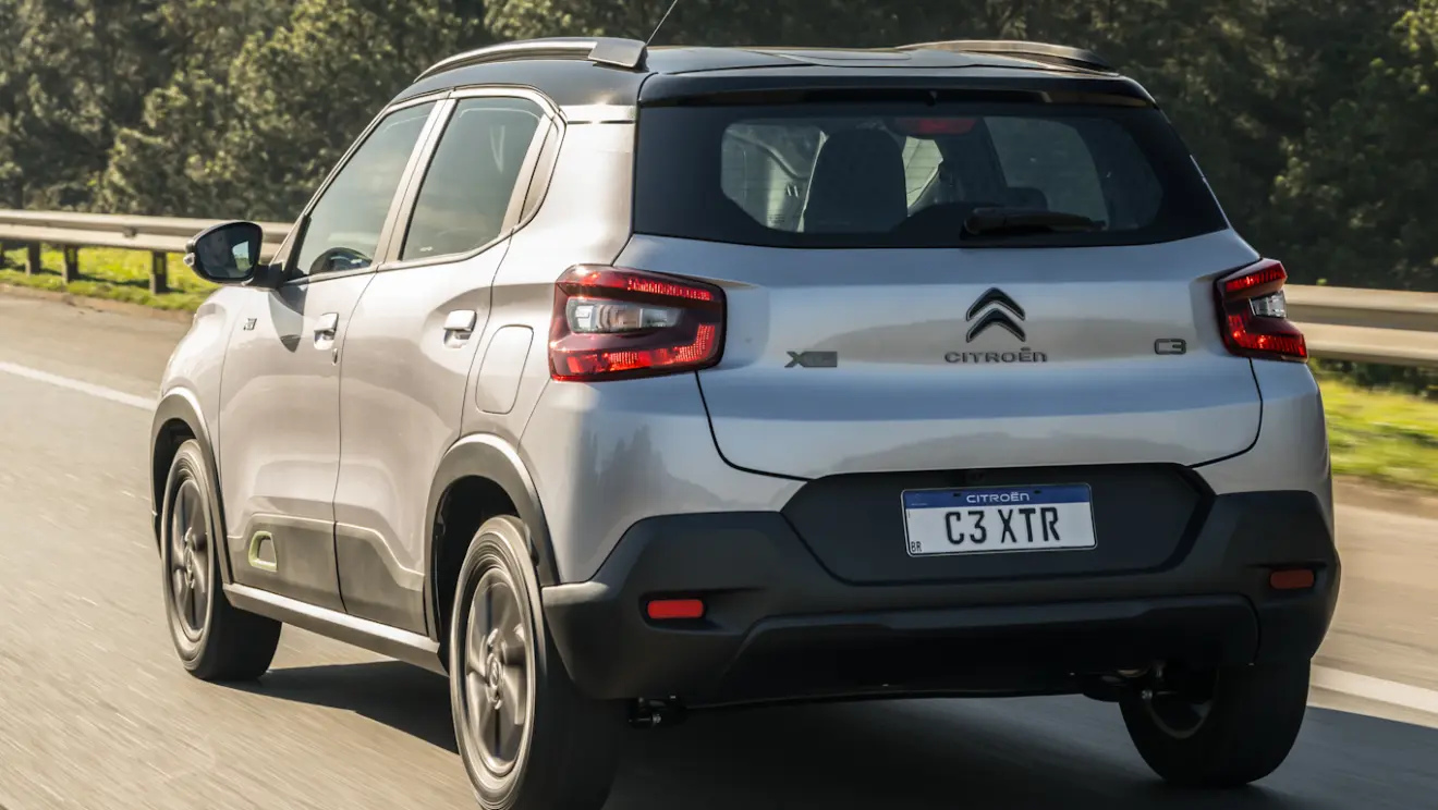 Citroën C3 XTR 2026 cinza visto de trás e com lanternas acesas