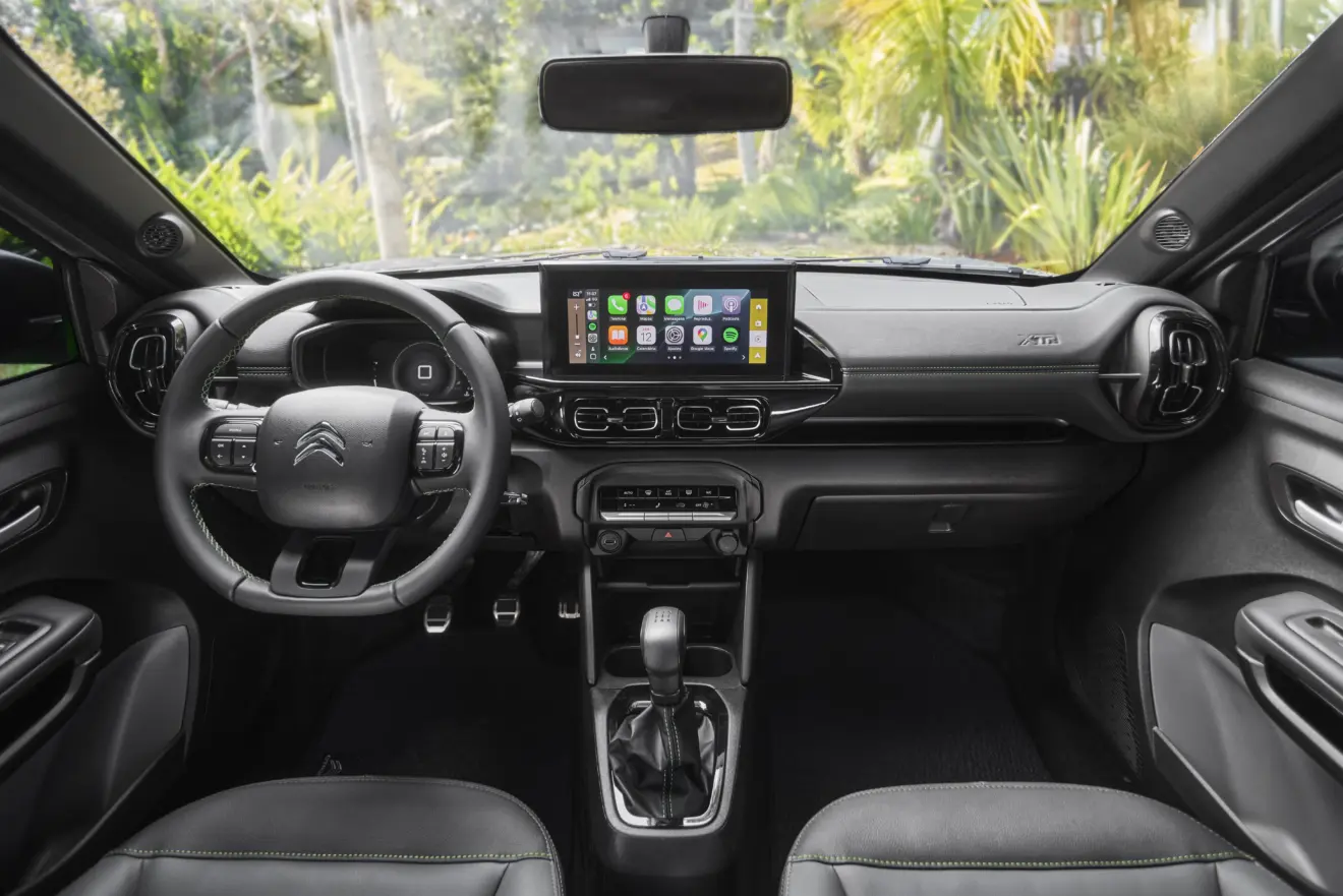 interior do Citroën C3 XTR 2026 com telas ligadas