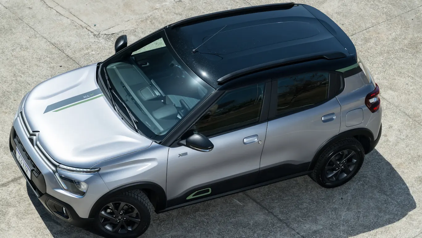 Citroën C3 XTR 2026 cinza com teto preto visto de cima