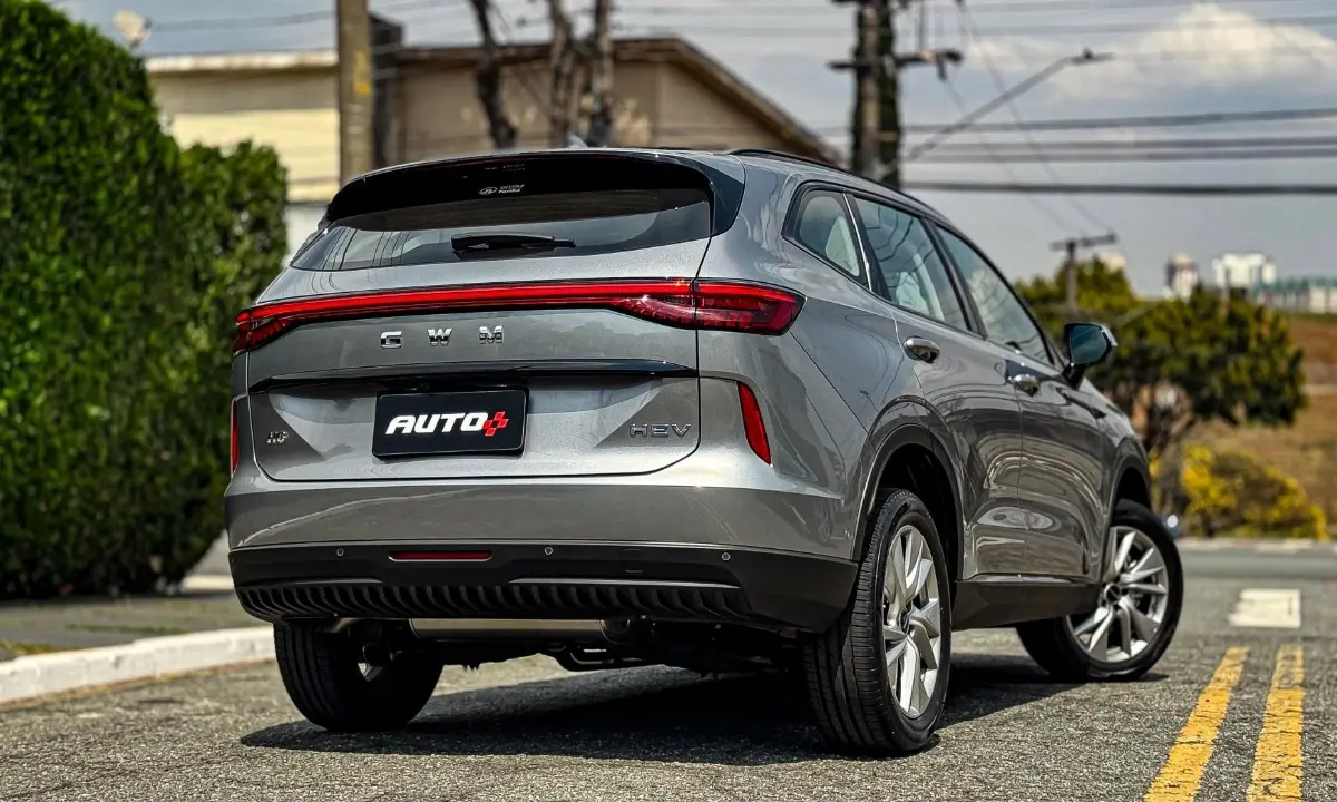 GWM Haval H6 One cinza estático na rua