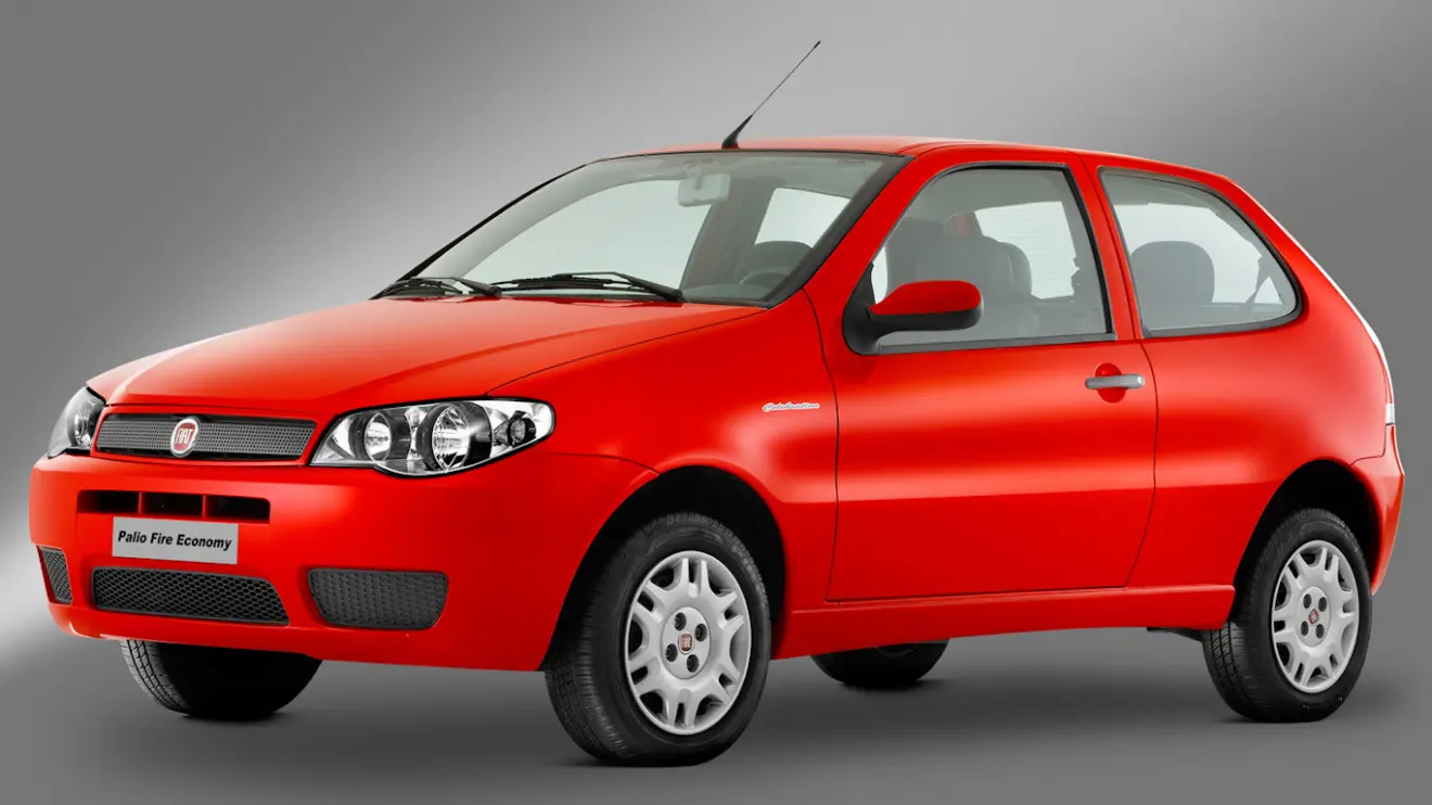 Fiat Palio fire vermelho visto de frente e com duas portas