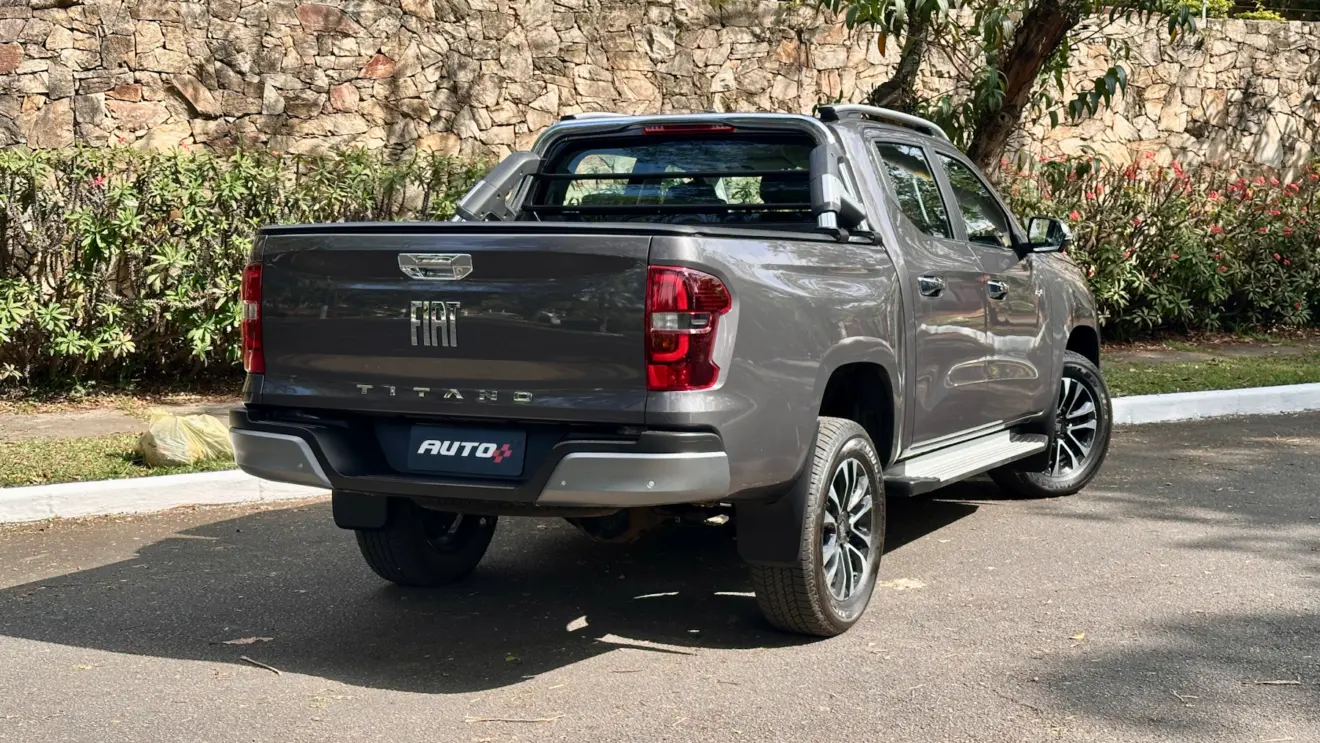 Fiat Titano Ranch 2026 cinza de frente a um muro de pedras