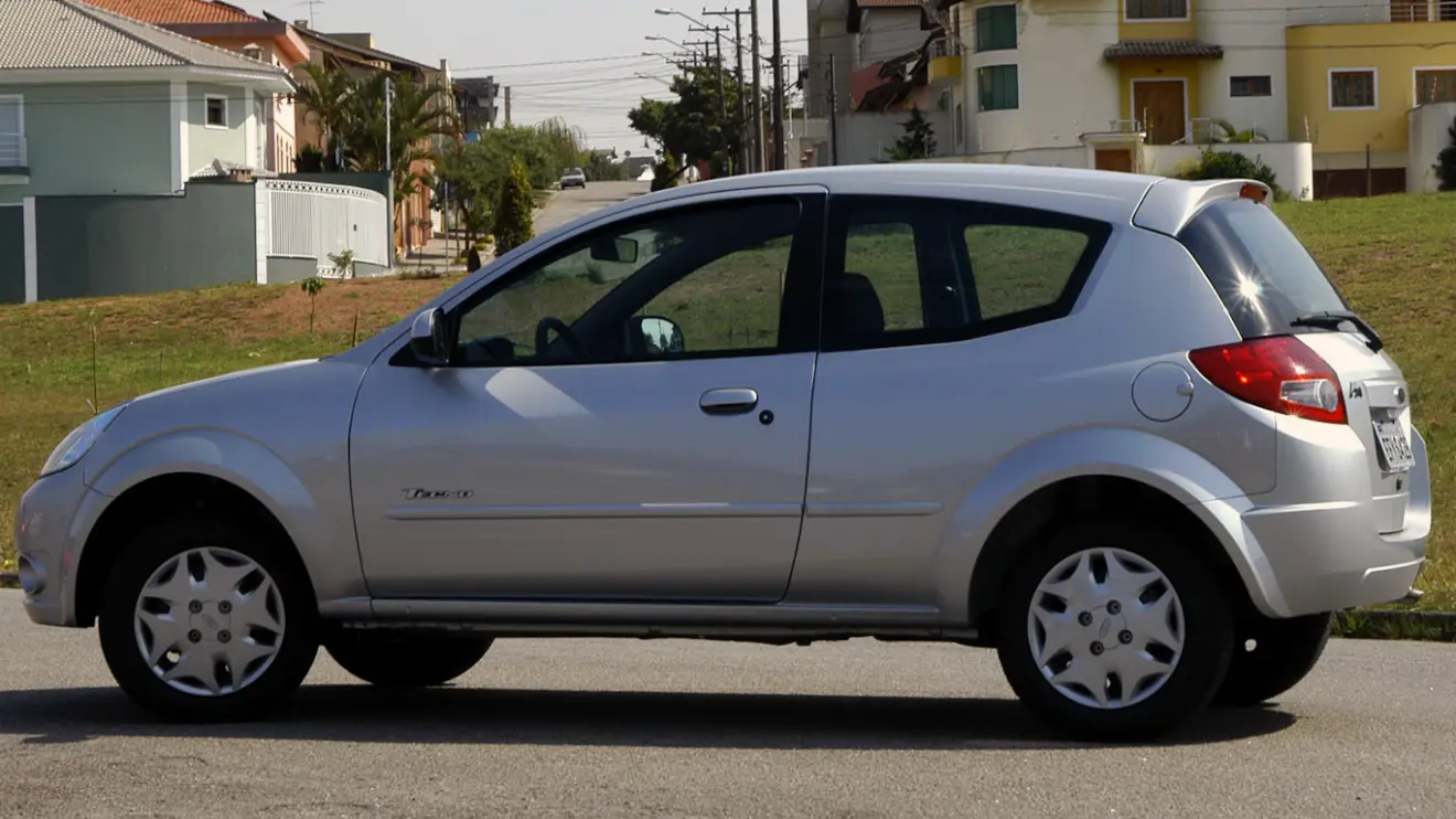 Ford Ka prata visto de lado
