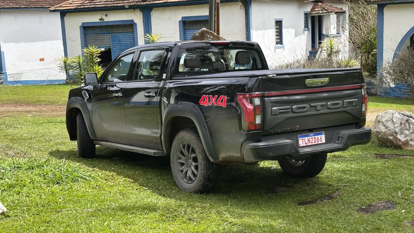 Foton Tunland V7 preta de traseira  suja de lama