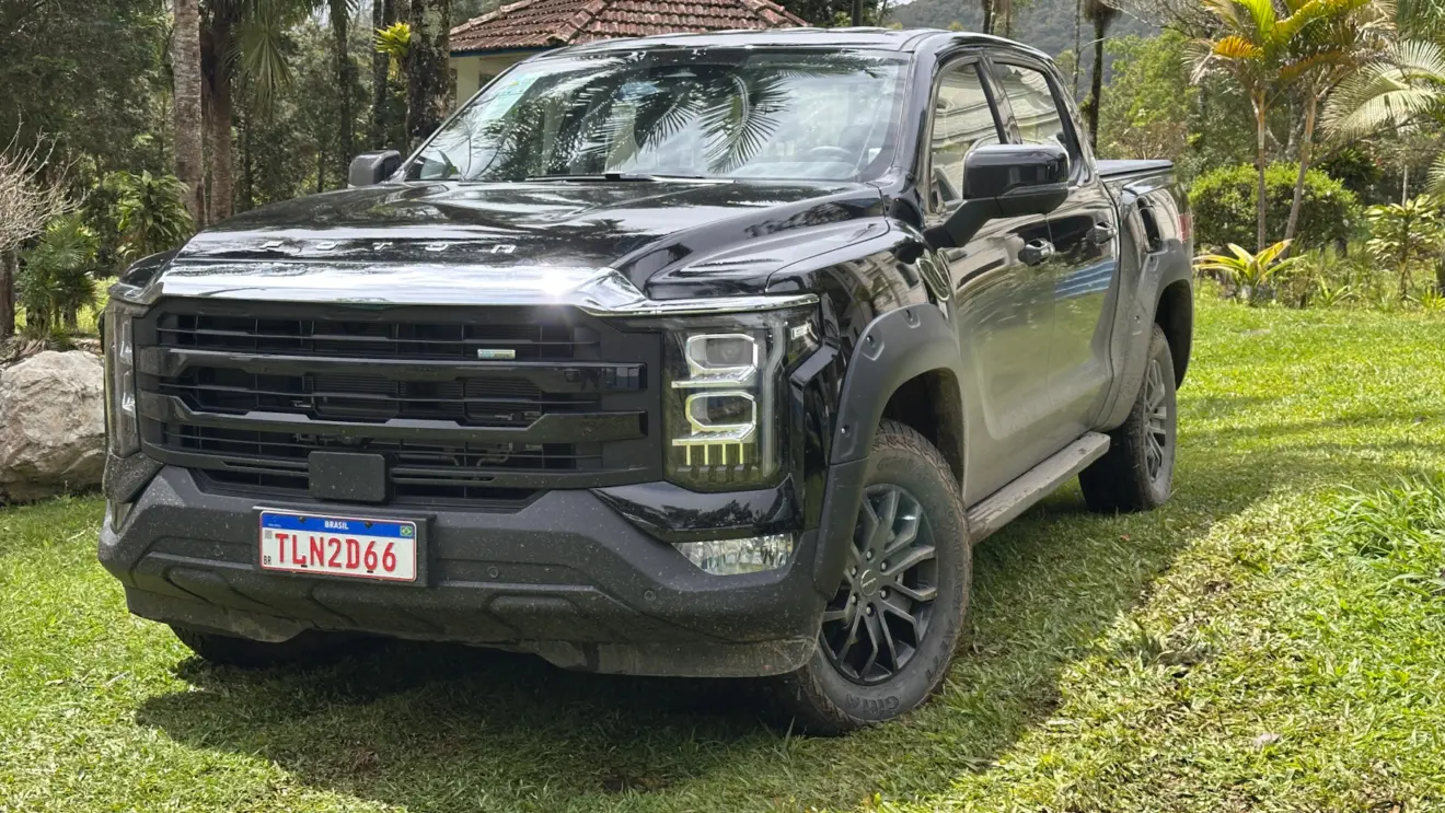 Foton Tunland V7 preta de frente suja de lama