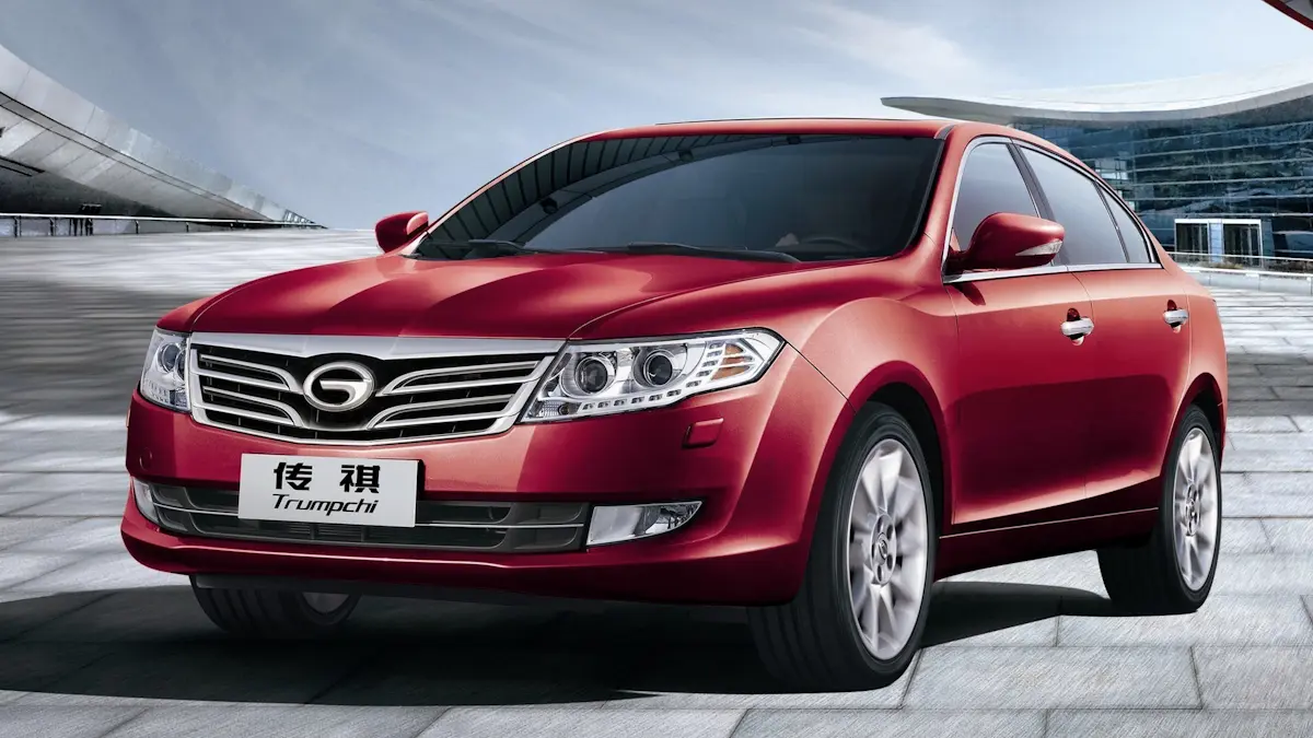 GAC Trumpchi vermelho de frente