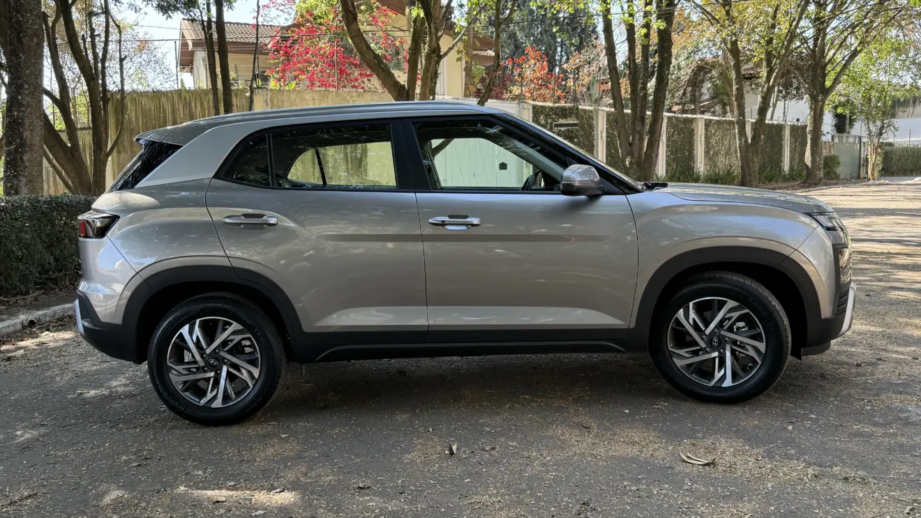 Hyundai Creta Limited prata visto de lado