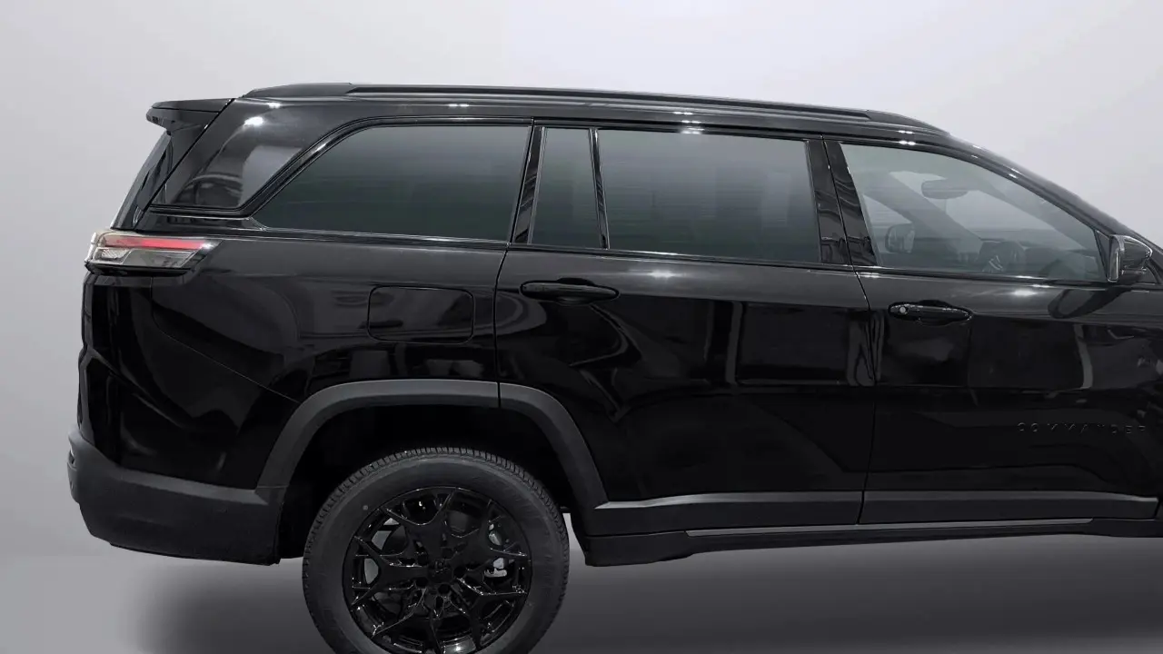 Jeep Commander Trail Edition com aplique vermelho no Japão