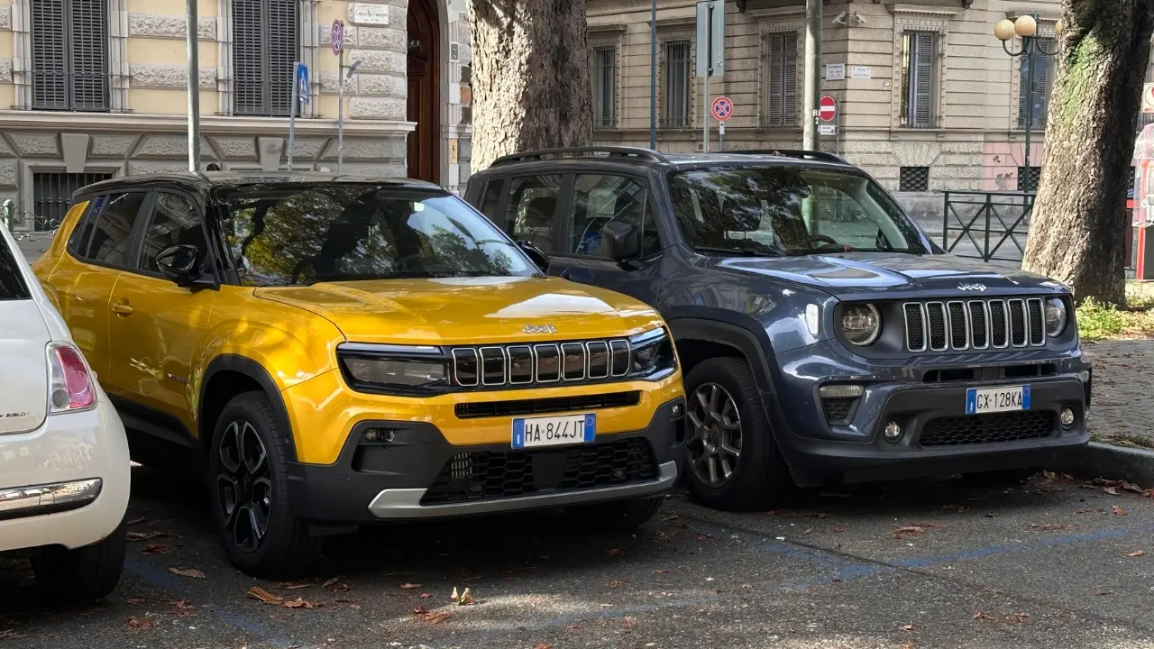 Jeep Avenger amarelo e Jeep Renegade azul estacionados lado a lado na Itália