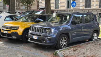 Jeep Avenger amarelo e Jeep Renegade azul estacionados lado a lado na Itália