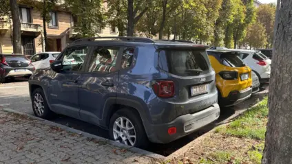 Jeep Avenger amarelo e Jeep Renegade azul estacionados lado a lado na Itália
