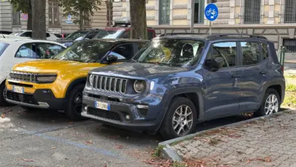 Jeep Avenger amarelo e Jeep Renegade azul estacionados lado a lado na Itália