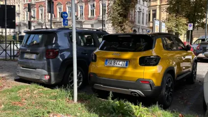 Jeep Avenger amarelo e Jeep Renegade azul estacionados lado a lado na Itália