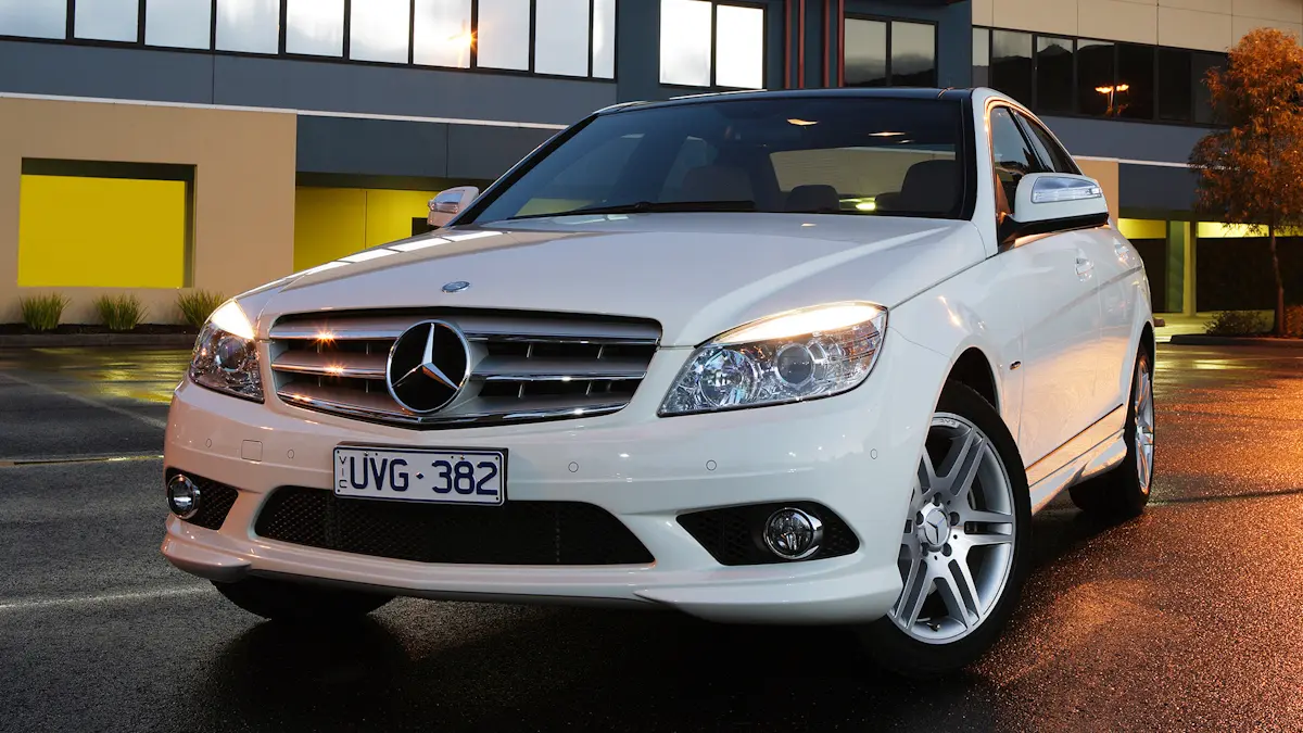 Mercedes-Benz Classe C branco de frente carro usado