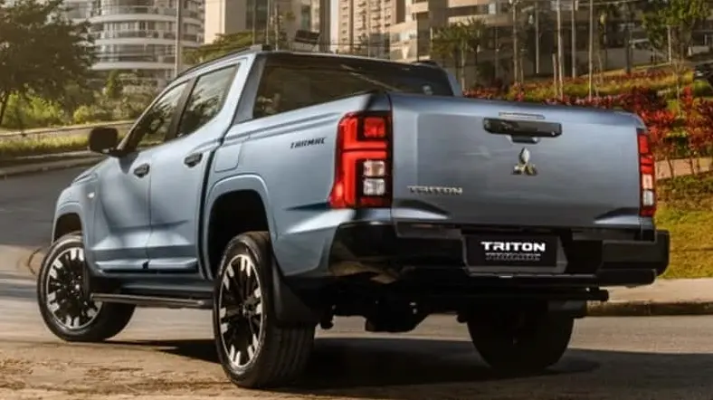 Mitsubishi Triton Tarmac azul vista de trás e com lanternas acesas