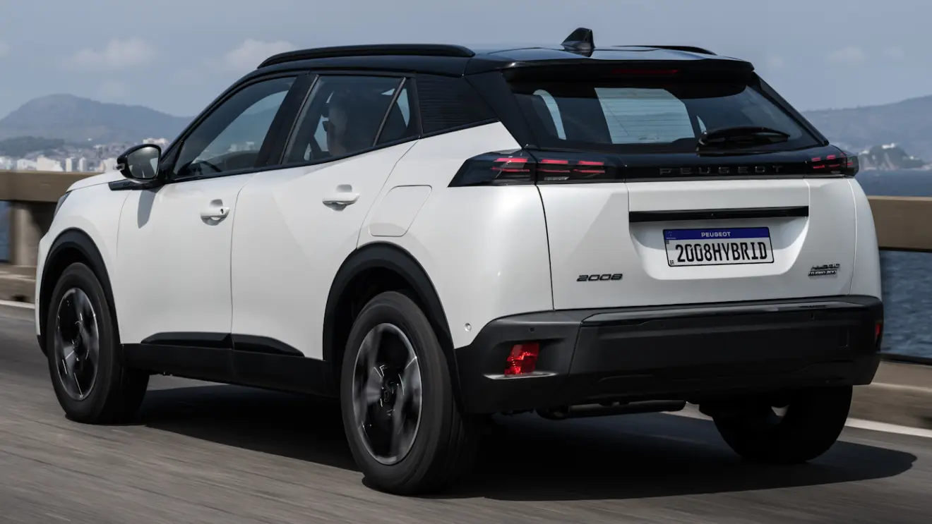 Peugeot 2008 GT T200 Hybrid 2026 branco visto de trás