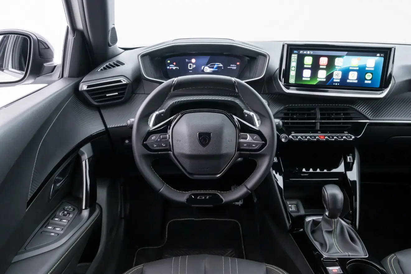 interior do Peugeot 2008 GT T200 Hybrid 2026 com telas ligadas