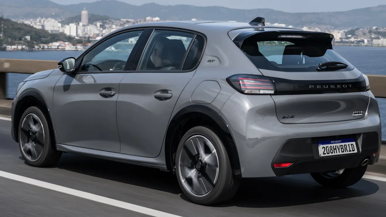 Peugeot 208 GT T200 Hybrid 2026 cinza visto de trás
