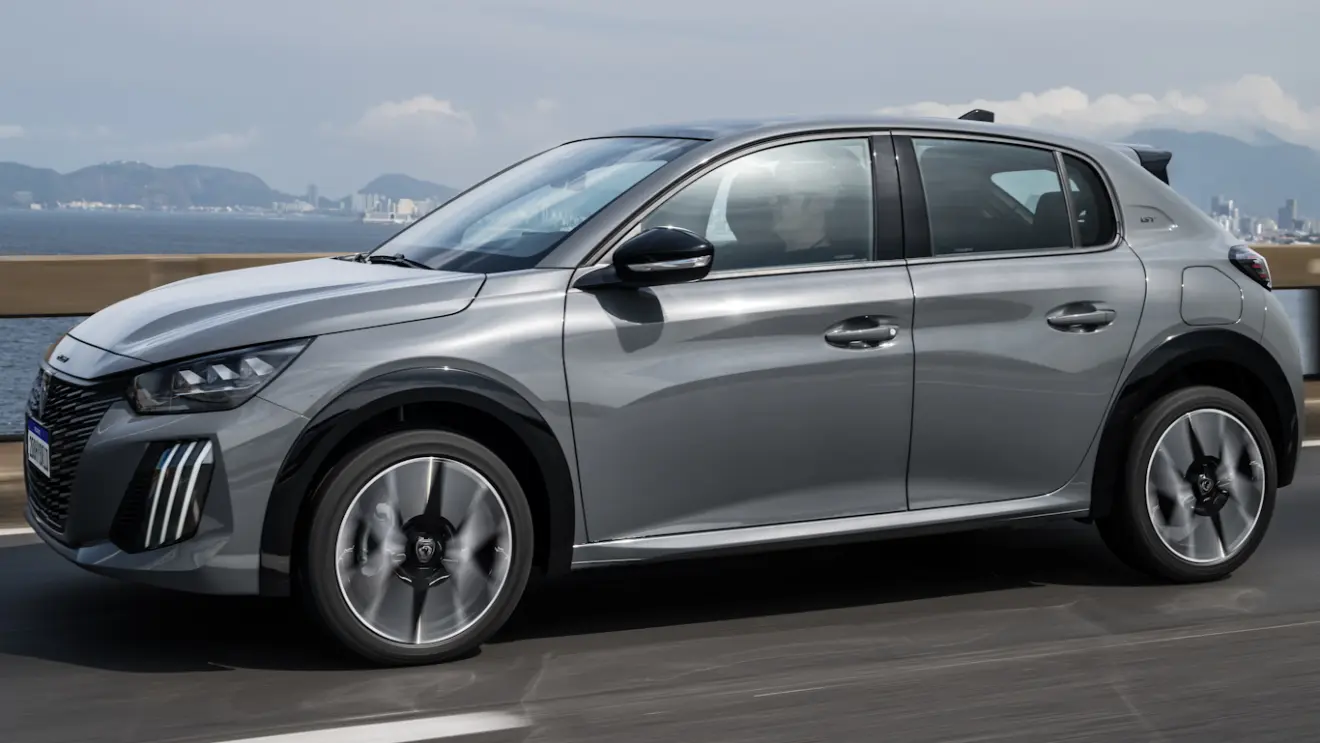 Peugeot 208 GT T200 Hybrid 2026 cinza visto de lado
