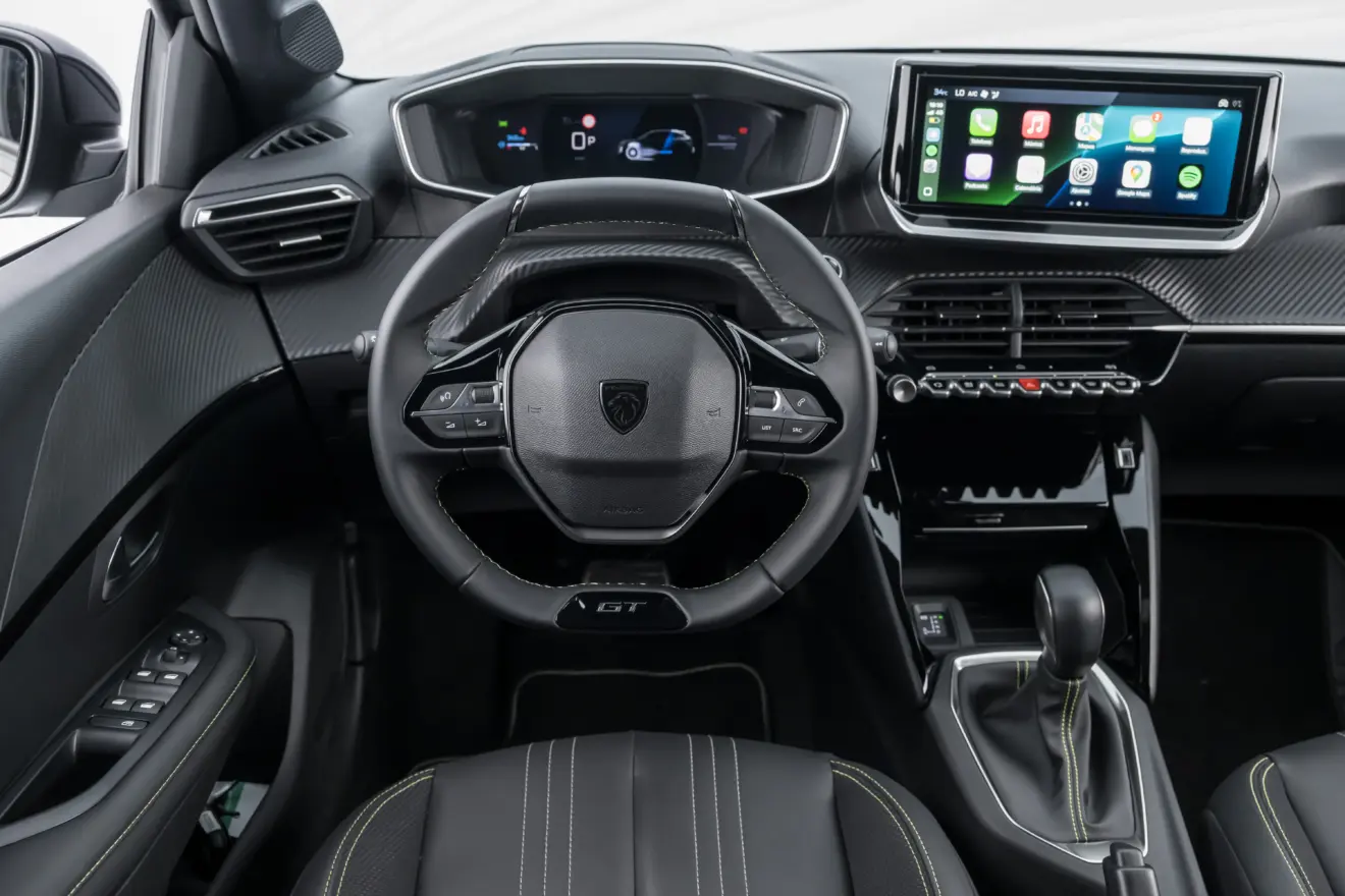 interior do Peugeot 208 GT T200 Hybrid 2026 com telas ligadas