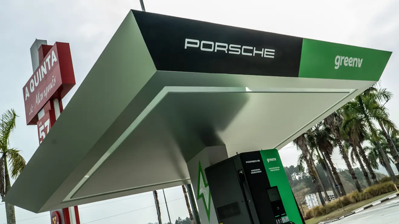 Novo carregador da Porsche pintado de verde e preto