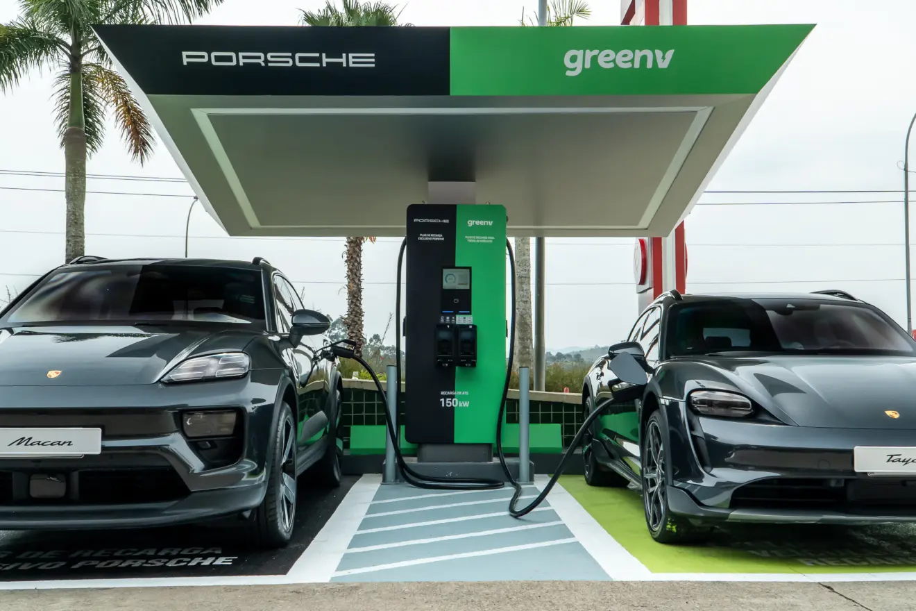 novo eletroposto da Porsche e GreenV com carros conectados em tomada