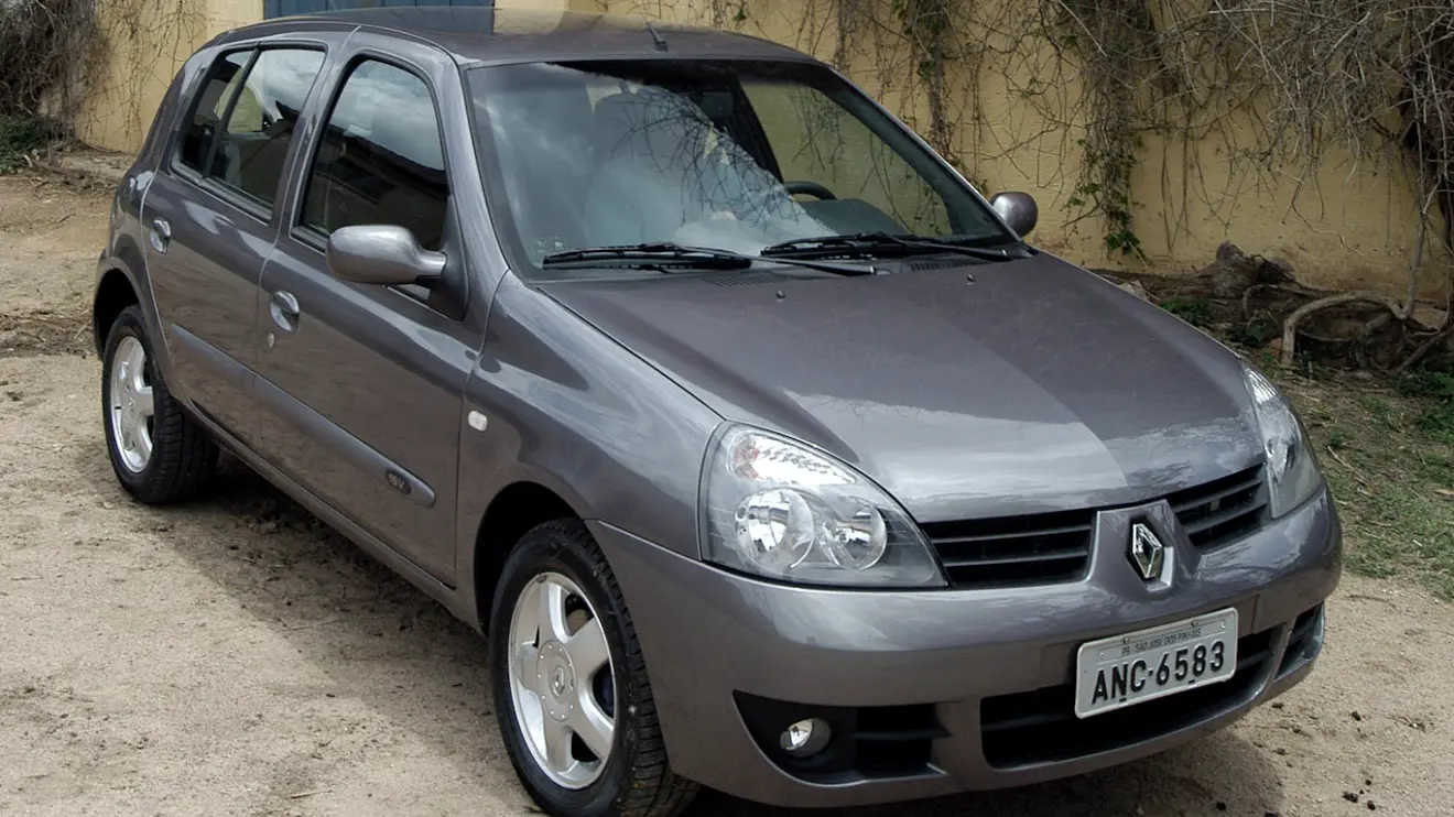 Renault Clio cinza de quatro portas visto de frente