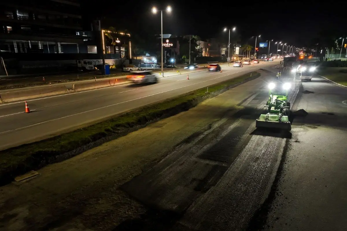trecho da SC-401 em obras durante a noite