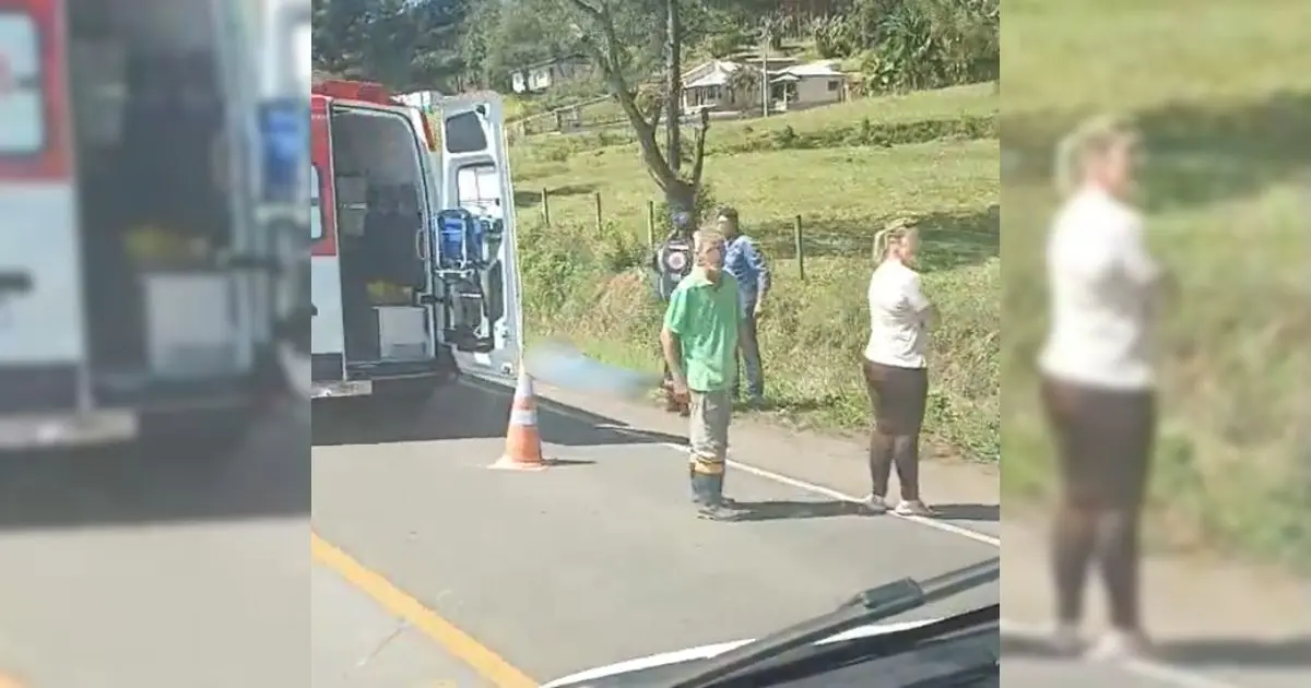 ambulância atendendo vítima de atropelamento na SC-446