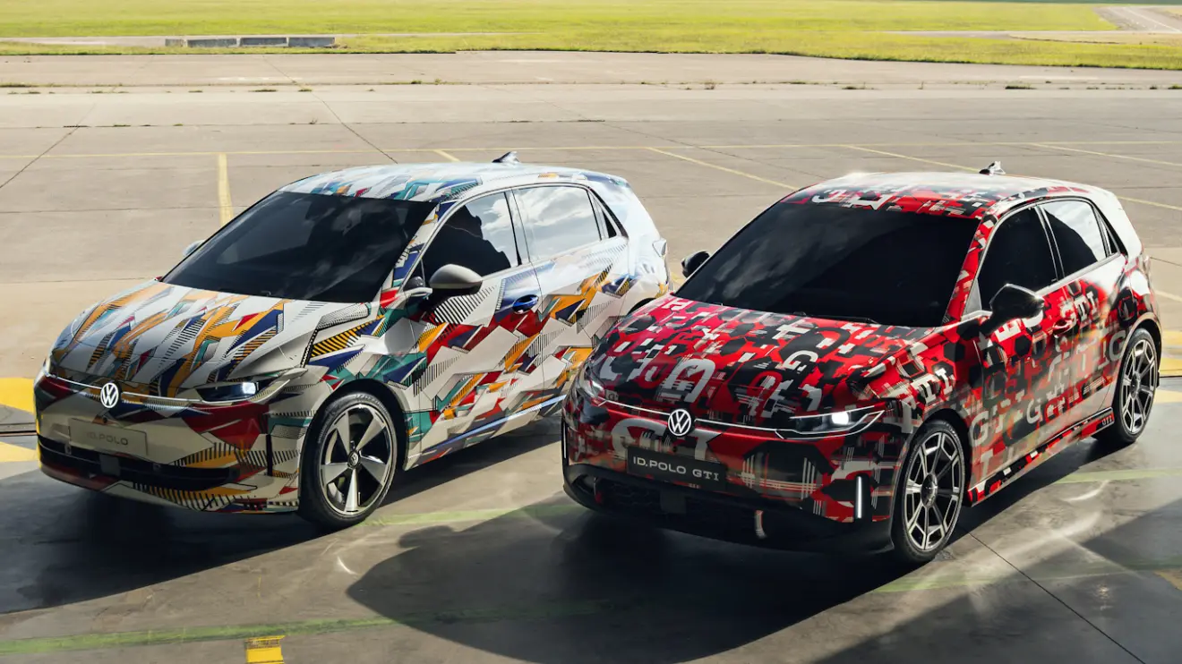 Protótipos camuflados dos Volkswagen ID. Polo e ID. Polo GTI vistos de frente