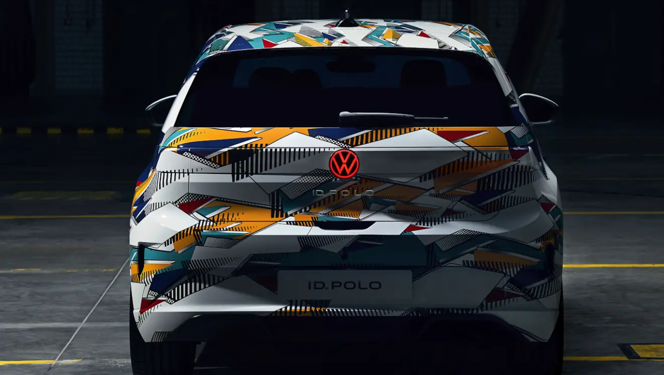 Volkswagen ID. Polo camuflado de colorido e visto de trás