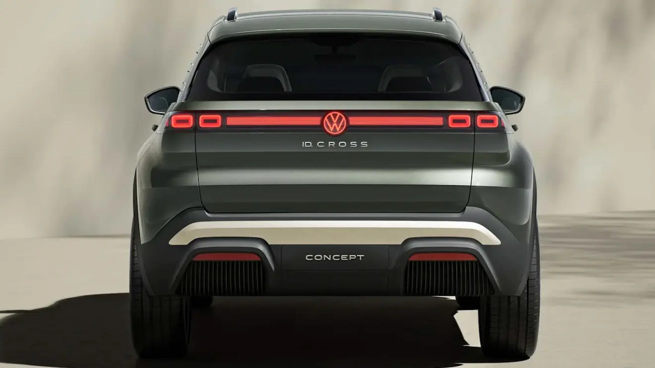 Volkswagen ID. Cross esverdeado visto de trás e com lanternas acesas