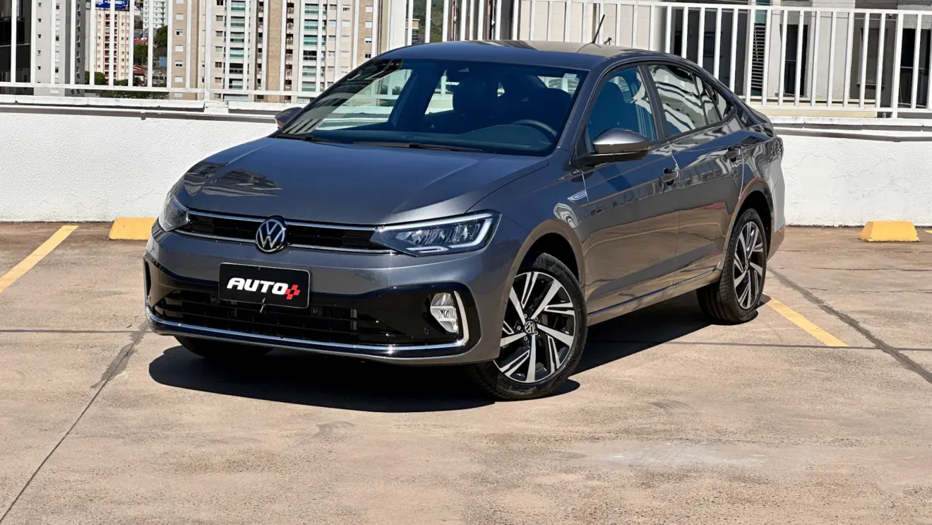 Volkswagen Virtus Highline cinza de frente