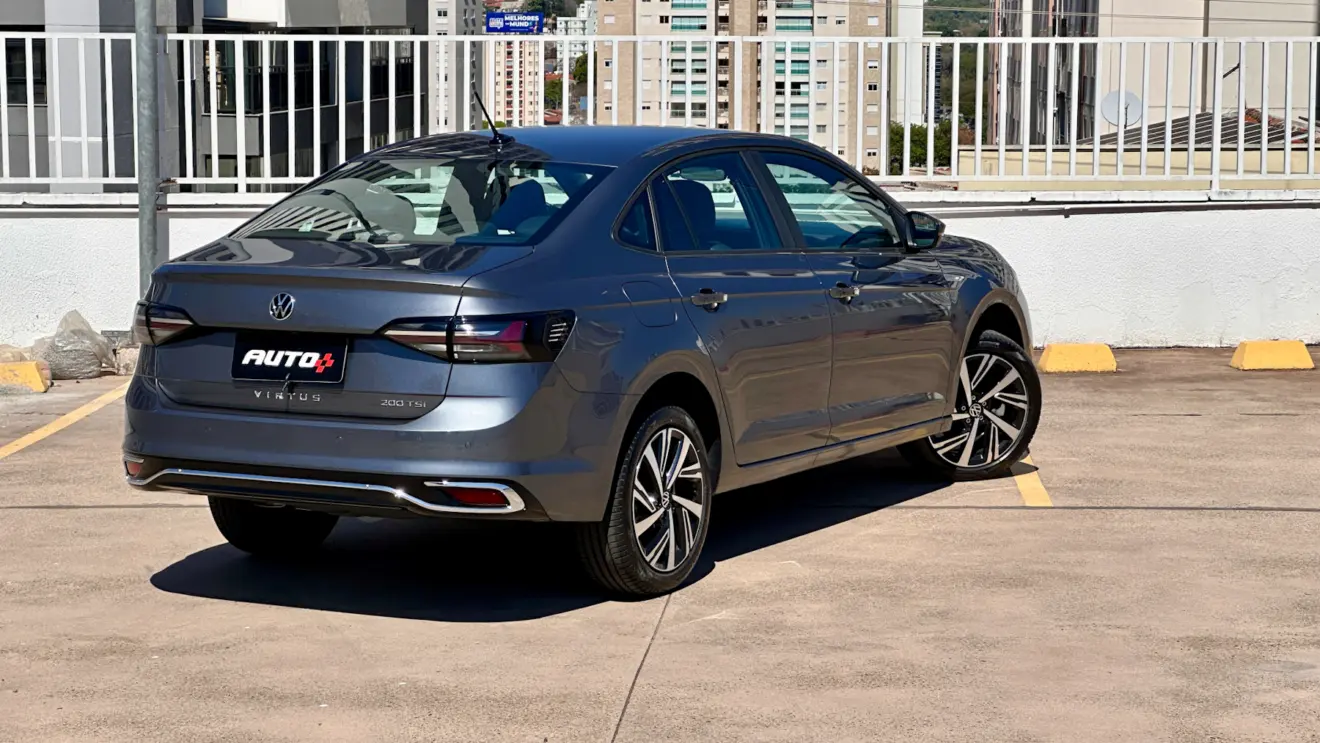 Volkswagen Virtus Highline cinza de traseira