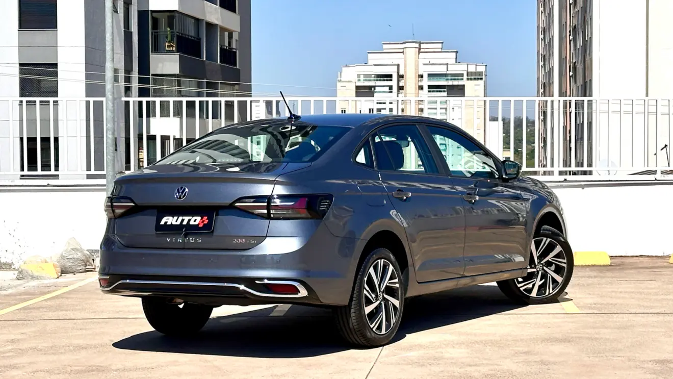 Volkswagen Virtus Highline cinza de traseira
