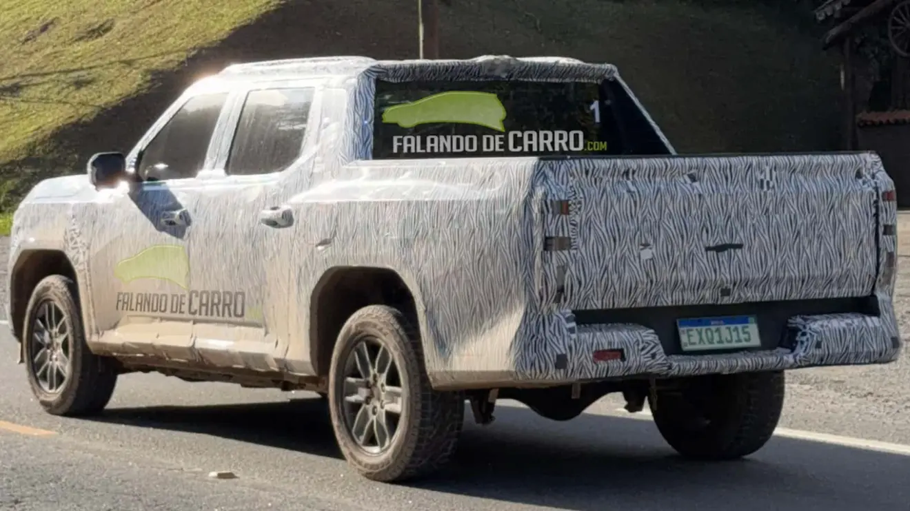 Nova geração da Volkswagen Amarok camuflada e vista de trás