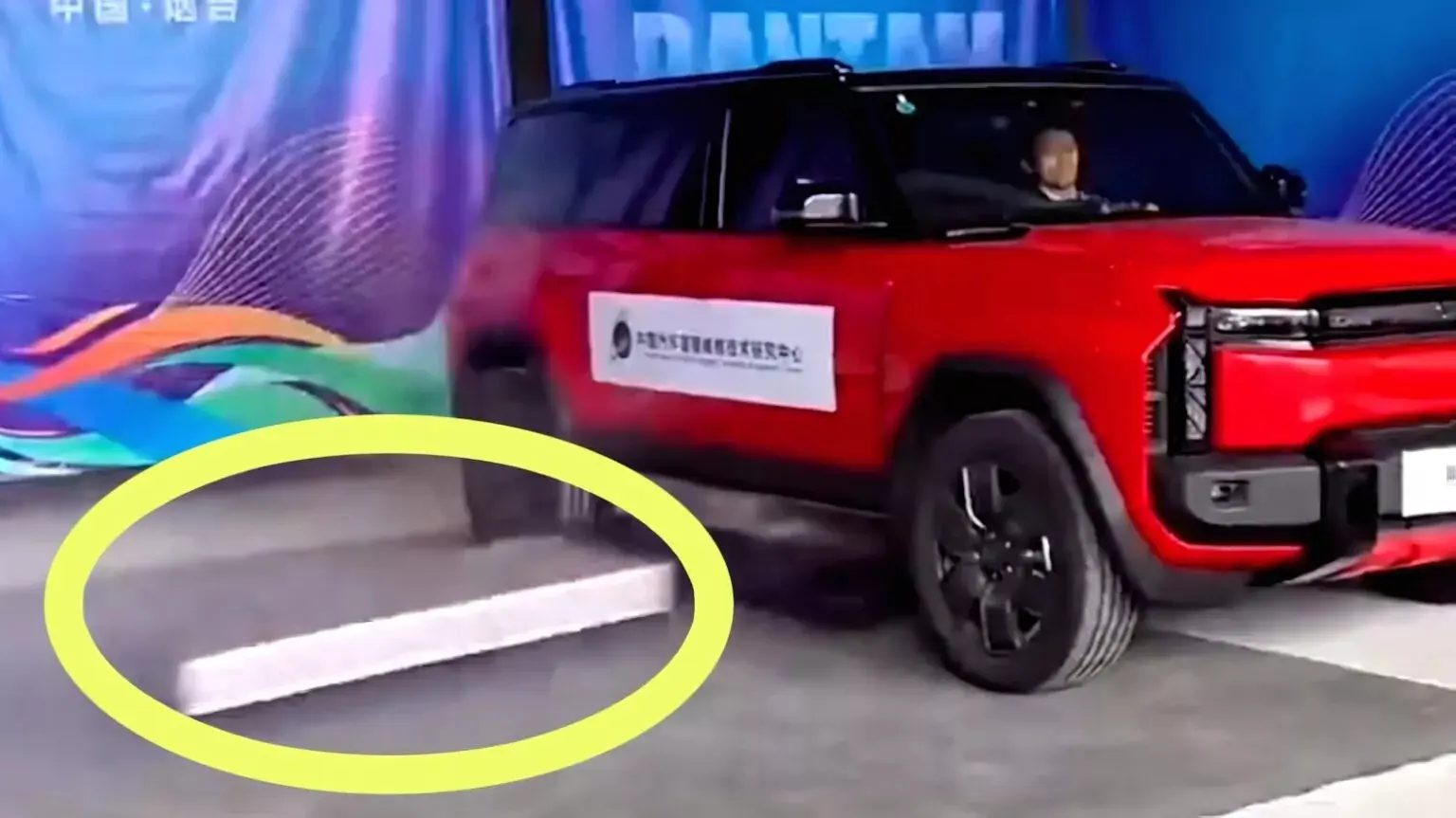 Jaecoo 6 vermelho em teste ejetando bateria pra fora