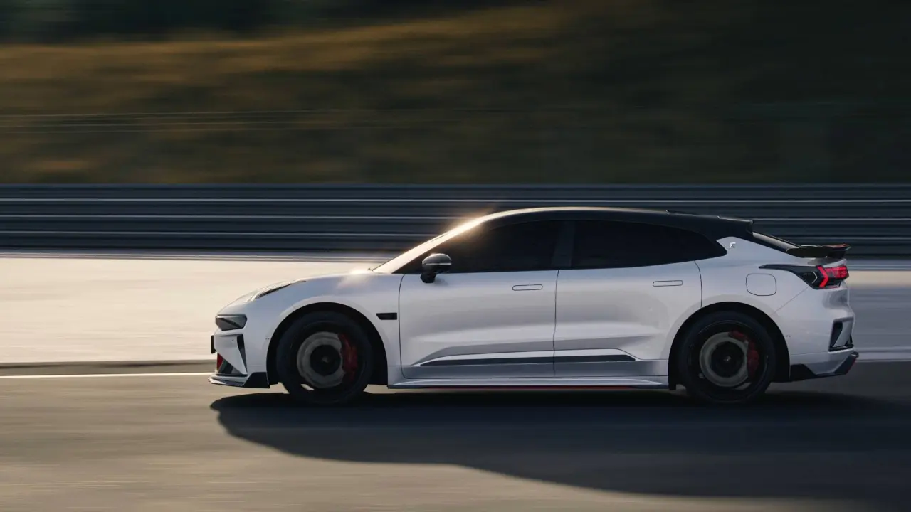 Zeekr 001 FR Branco em movimento