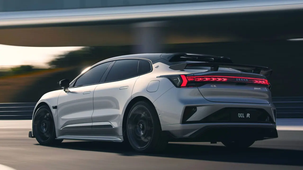 Zeekr 001 FR Branco em movimento